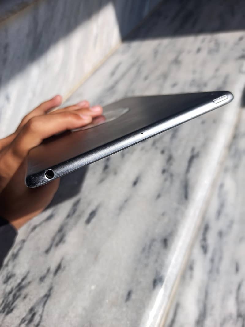 ipad mini 5 with box 3