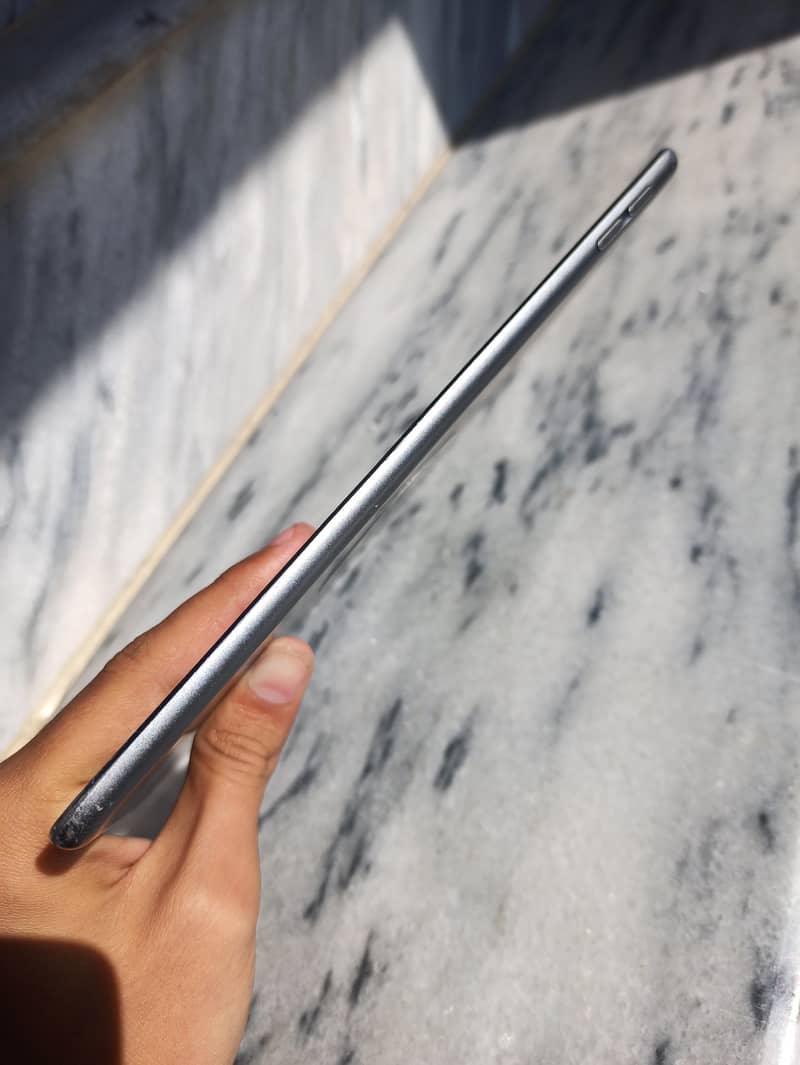 ipad mini 5 with box 4