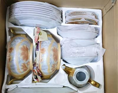 75 Pieces Gold Plated Dinner Set. 8 Person