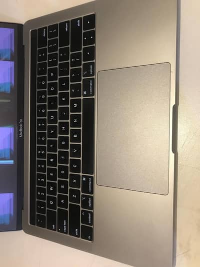 MACBOOK PRO 2019 screen broken