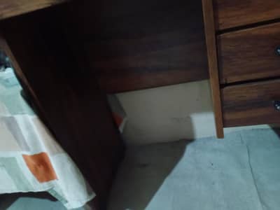 I'm selling my computer table