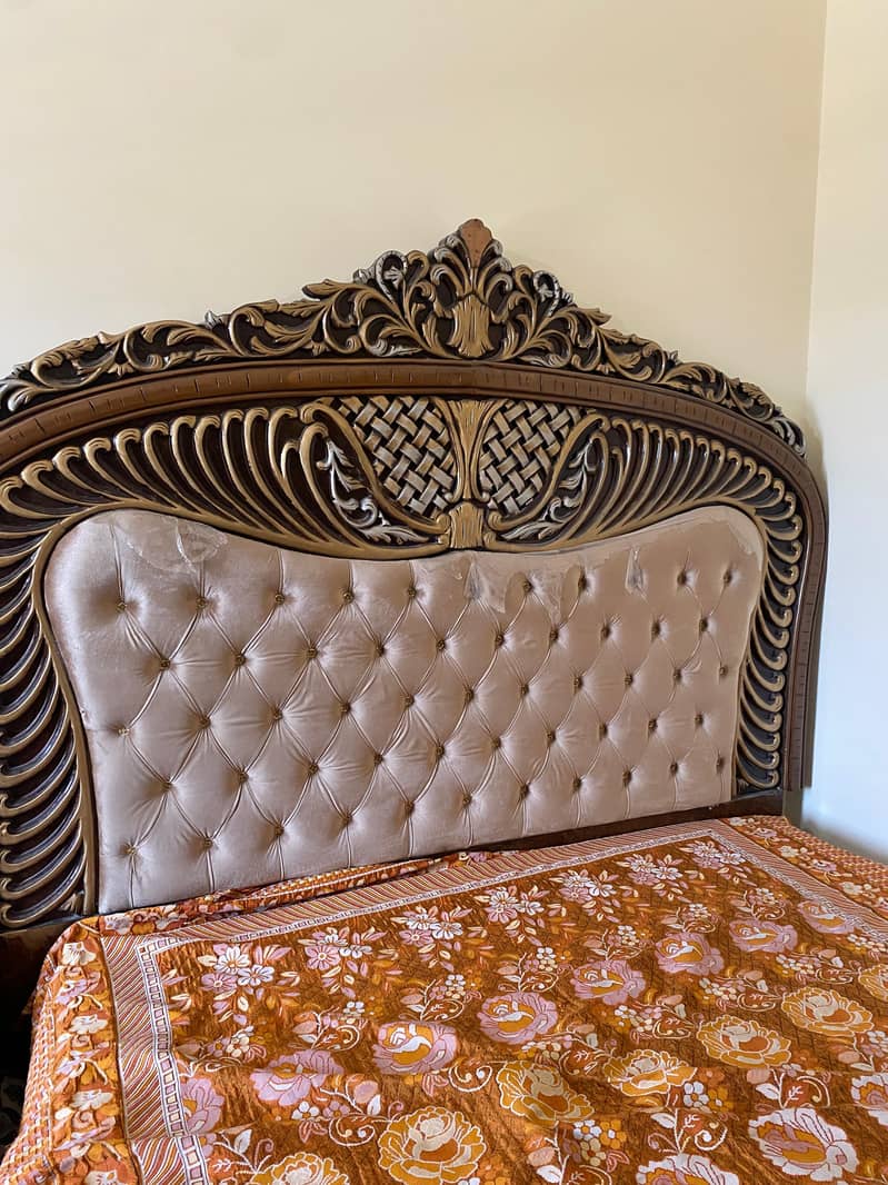 Bed with dressing table 0