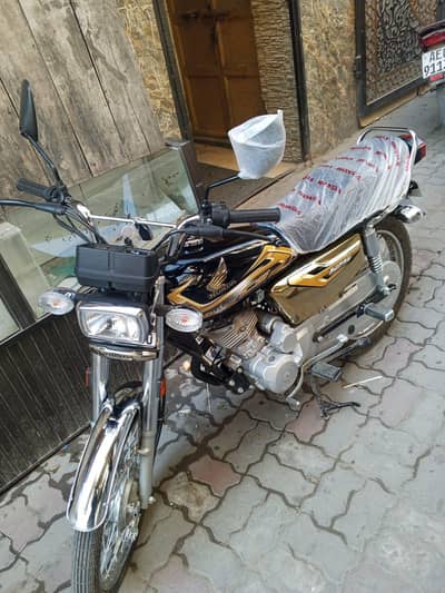 Honda 125 special edition golden colour