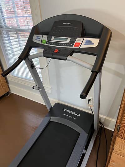 USA IMPORTED TREADMILL MACHINE IN VERY GOOD SLIGHTLY USED CONDITION