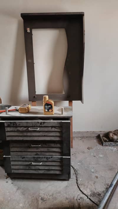 Dressing table but in bad condition