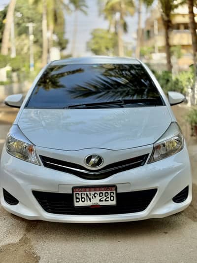 Vitz 2011 pearl White