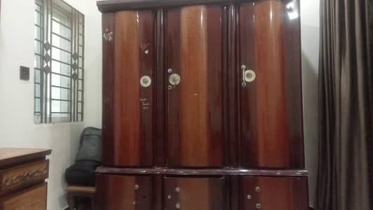 I want to sale my safe almari 3 door with safe lokar