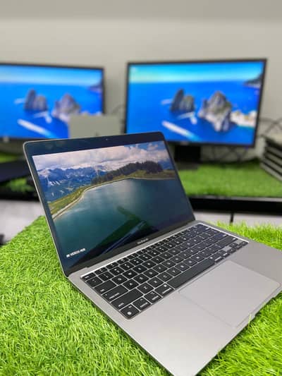 MacBook Air (M1, 2020) -10\10 condition