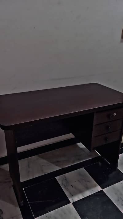 Table with 3 drawers