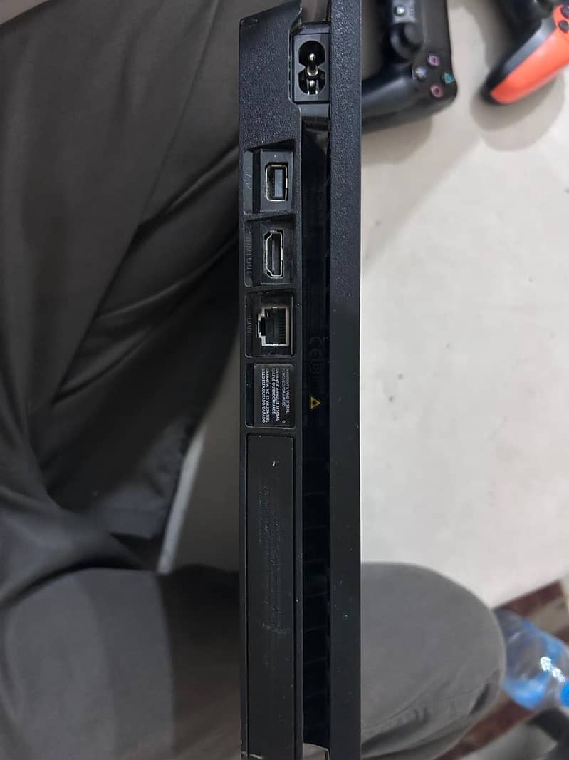 PS4 slim 4