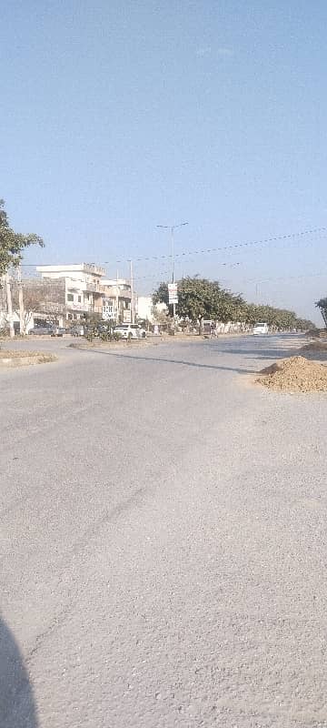 8marla Service Road Ideal Option