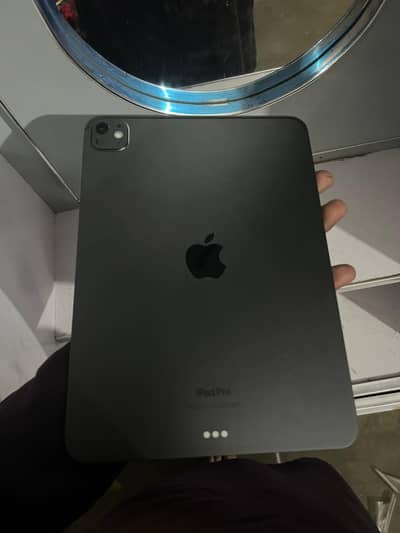 ipad pro m4 chip gb 256 condition 10/10 wtsap 03041431786