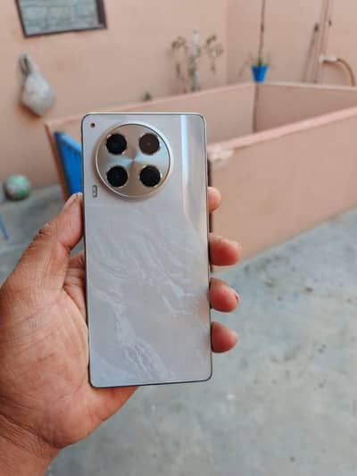 Tecno camon 30 8/256 condition see in pics all ok complete box