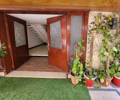 Beautiful Luxurious 6 Bedroom House Located at Prime Location