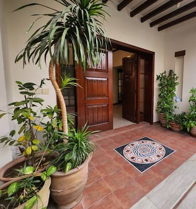 Beautiful Luxurious 5 Bedroom House with Swimming Pool