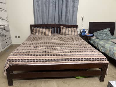 Urgent sale karna mattress bhi sath hay bed ky