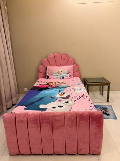 لکڑی کا بیڈ ھے ساتھ مکمل سامان گدا بھی واپڈا ٹاؤن میں