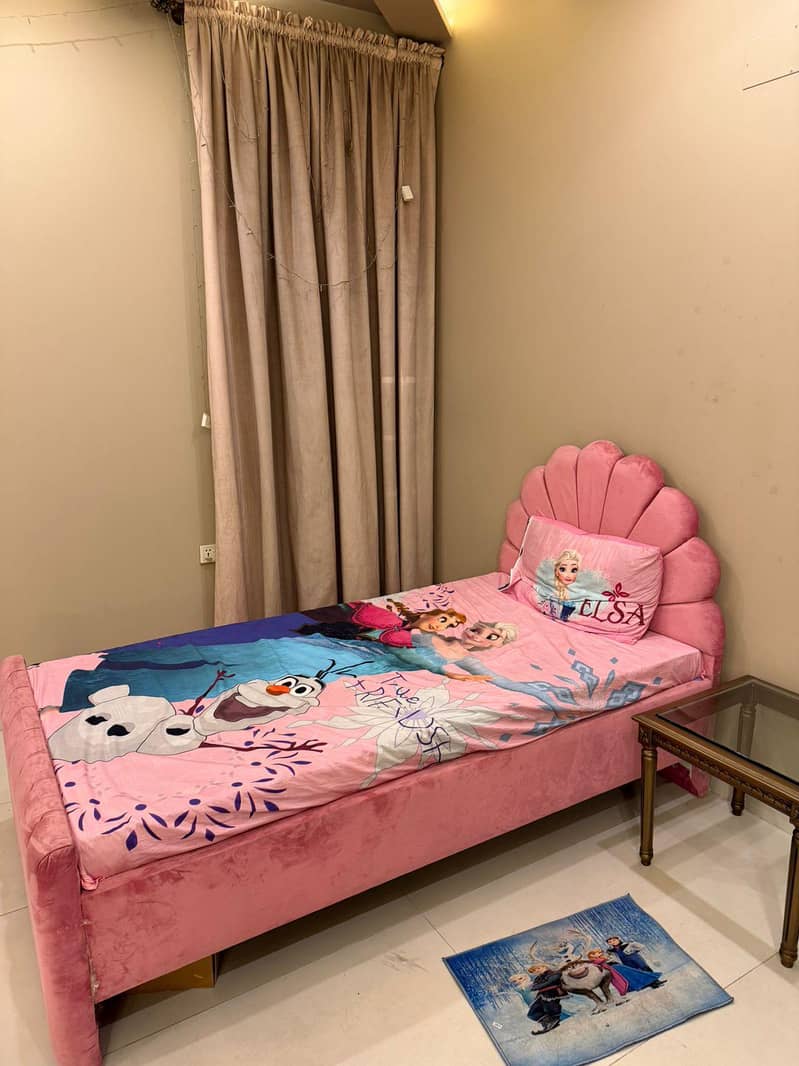 لکڑی کا بیڈ ھے ساتھ مکمل سامان گدا بھی واپڈا ٹاؤن میں 1