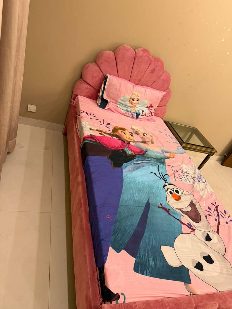 لکڑی کا بیڈ ھے ساتھ مکمل سامان گدا بھی واپڈا ٹاؤن میں 2