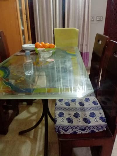dinning table with 6 wooden  chairs