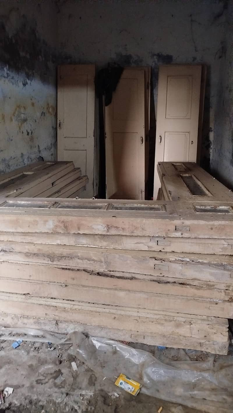 لکڑی کے مضبوط دروازے اور چوکھٹیں برائے فروخت کہوٹہ راولپنڈی 1