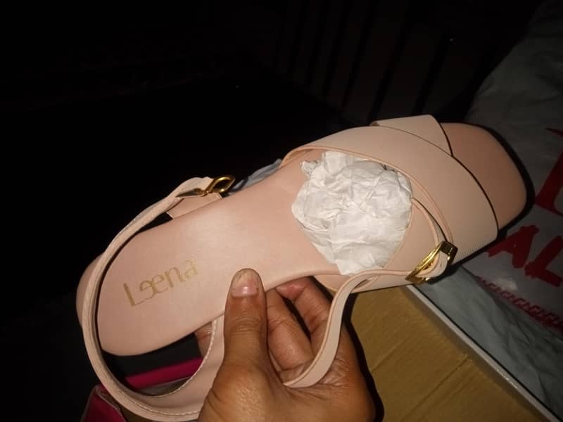 bata sandle 8size 3