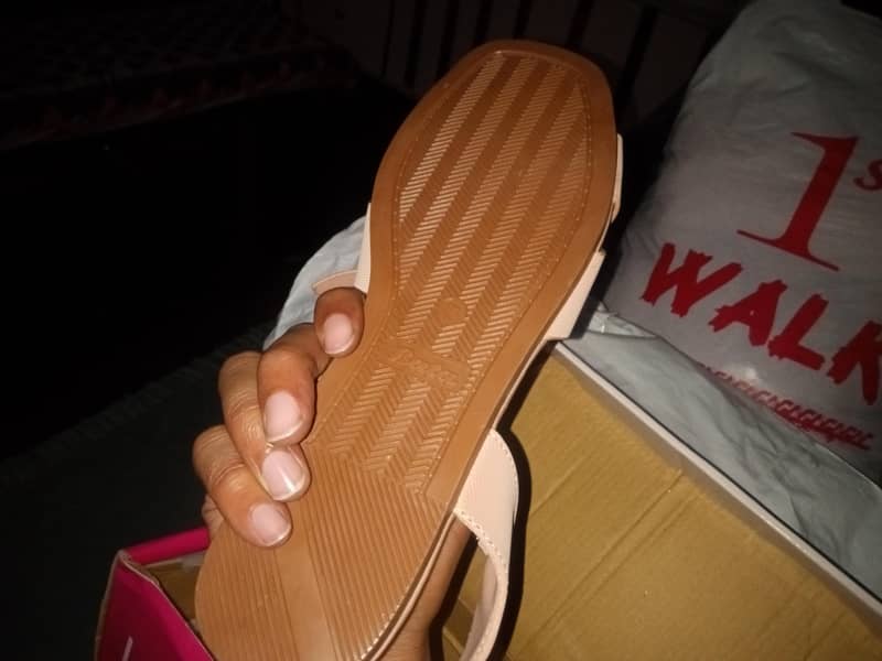 bata sandle 8size 4