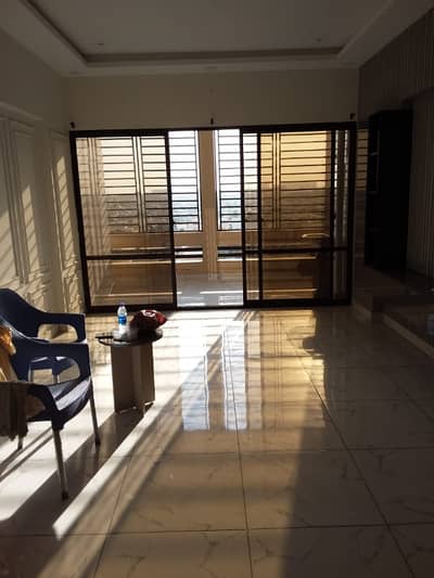 4 Bed DD 2nd Floor Apartment in VIP Block 3A Johar near Munawar Chorangi, with parking, 24/7 security, generator backup, no load shedding or water issues pics not real,