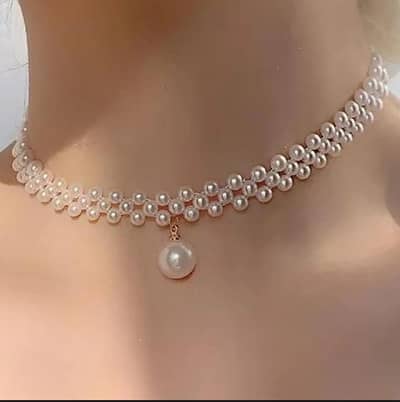 Trendy simple white beads necklace.