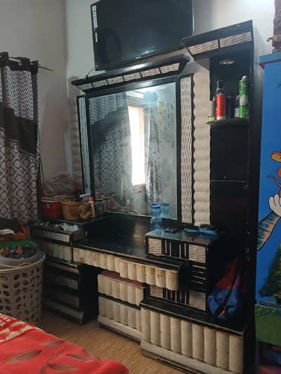 Deco furniture complete set with three set piece like new