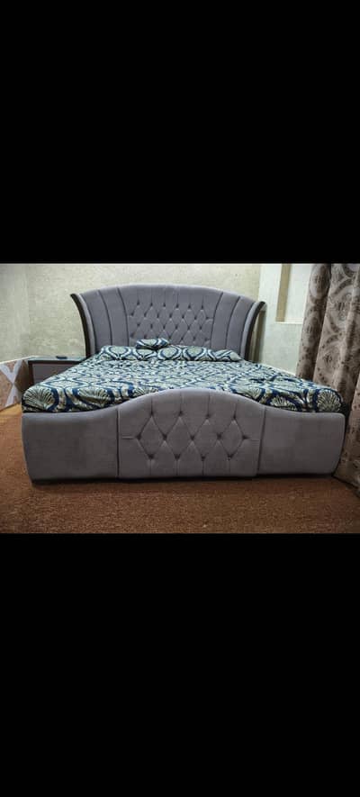 king size bed 1 side table and dressing