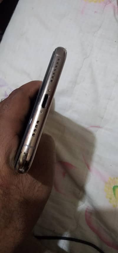 xs max gold coulor 256 gb dual physical  battery health 77 service