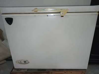 WAVES DEEP FREEZER IN GOOD CONDITION