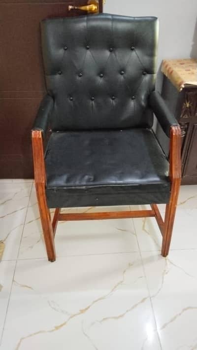 2 office chairs good condition just like new