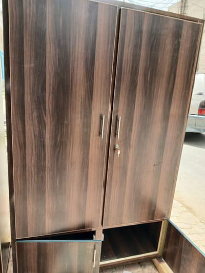 الماری کپڑے لٹکانے اور رکھنے کیلئے اور دو درازیں لاکر کےلئے۔