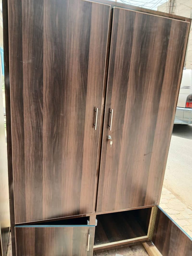 الماری کپڑے لٹکانے اور رکھنے کیلئے اور دو درازیں لاکر کےلئے۔ 0