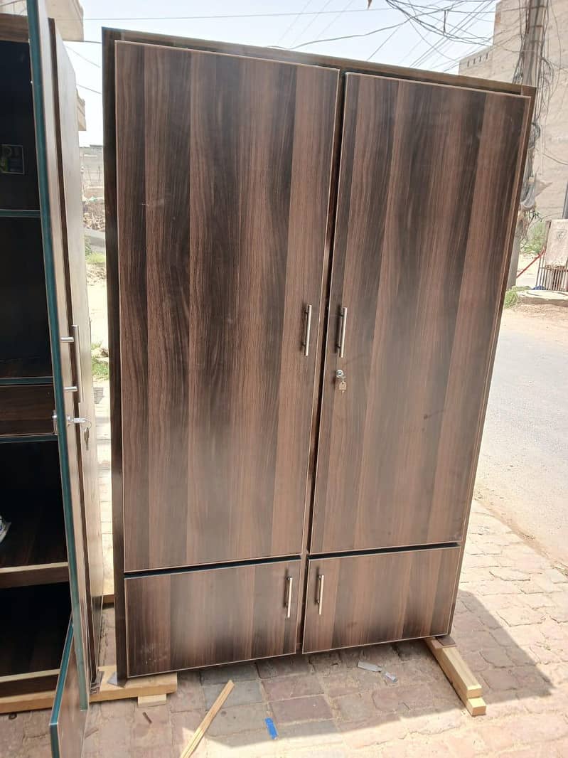 الماری کپڑے لٹکانے اور رکھنے کیلئے اور دو درازیں لاکر کےلئے۔ 1