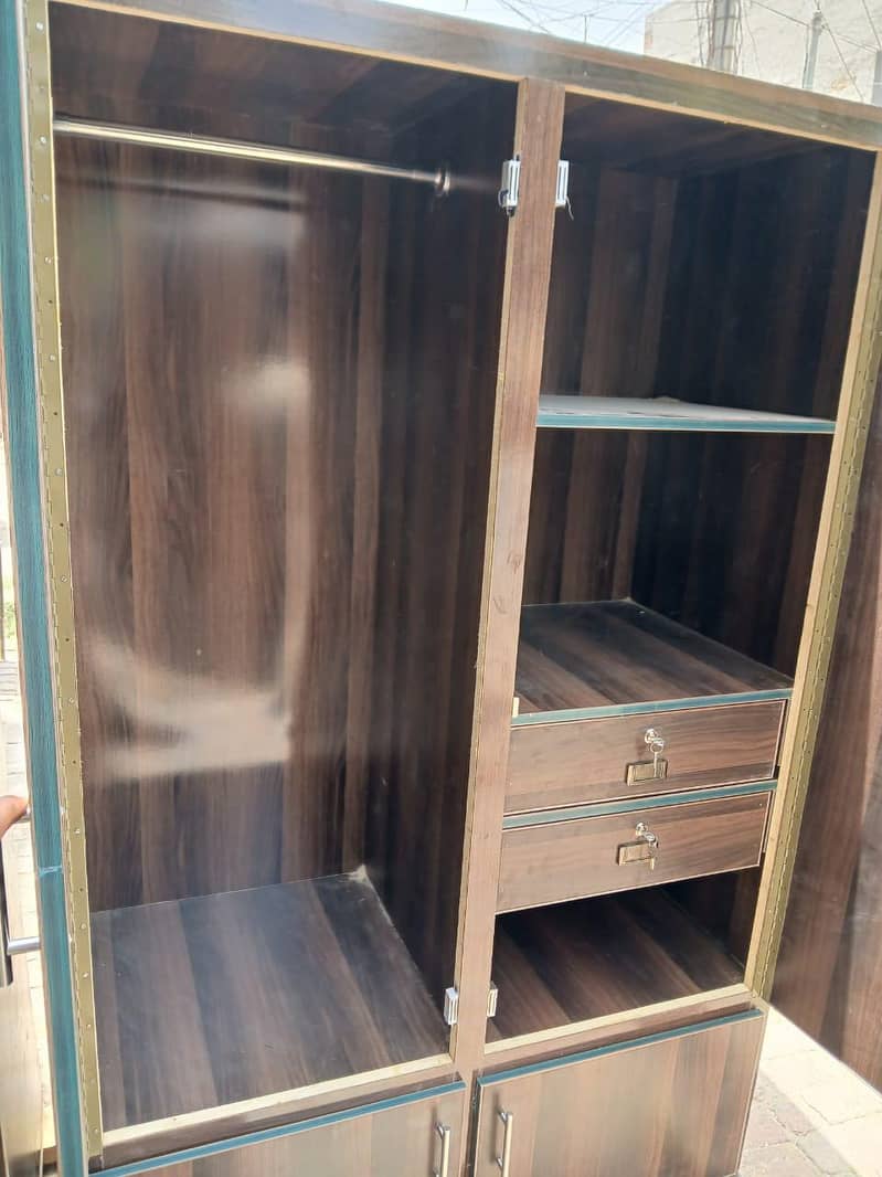 الماری کپڑے لٹکانے اور رکھنے کیلئے اور دو درازیں لاکر کےلئے۔ 2