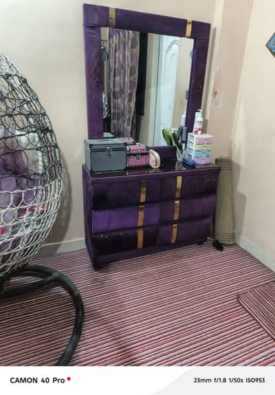 single bad with dressing table