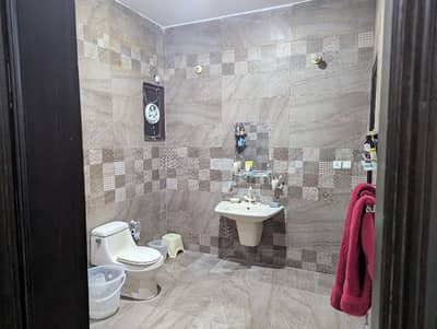 three bed dd portion on 500yards for rent in johar