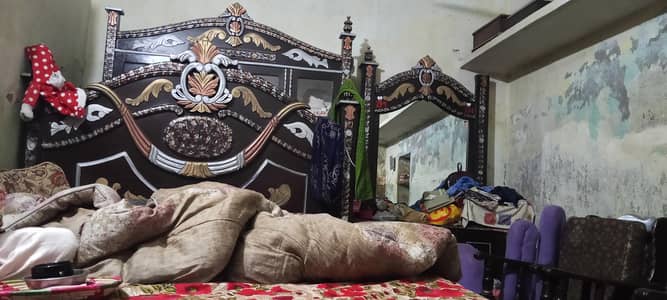 Bed showcase dressing