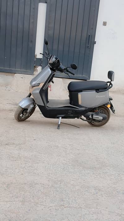 brand new electric scoty for sale 3 month maximum used