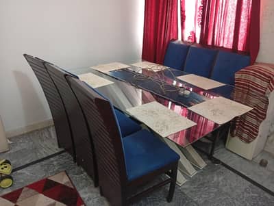 6 seater dinning table slightly used urgent sale karna hai