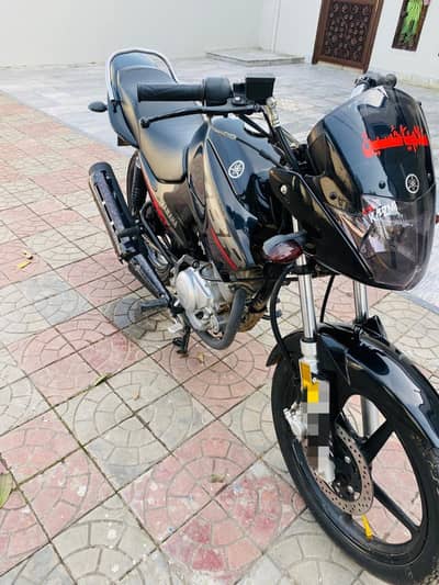 Yamaha 125 Black Colour 2025 model is good condition