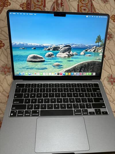 MacBook Air 8/256 GB.