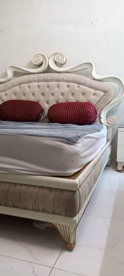 double bed deco paint with dressing