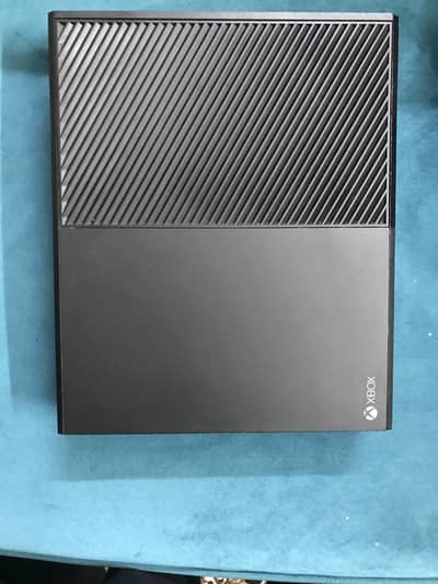 Xbox one 500 gb with 2 controller and box read description