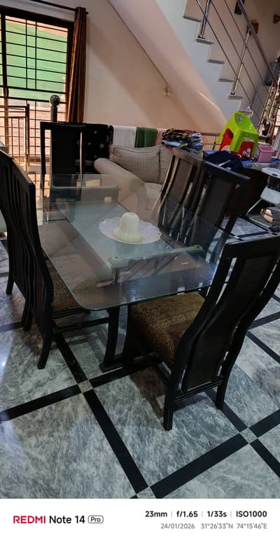 Dinning Table and Chairs Excellent Condition