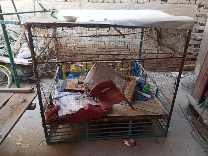 یہ پھٹے رکشے کے اوپر والی باڈی ہے ہم اسے بیچنا چاہتے ہیں ش 0