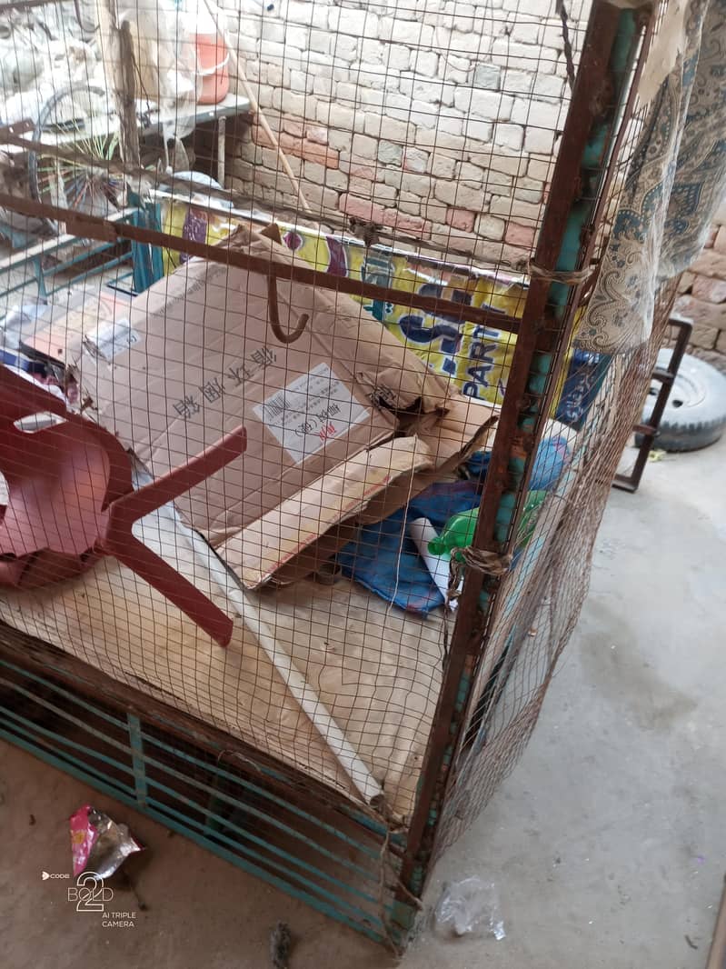 یہ پھٹے رکشے کے اوپر والی باڈی ہے ہم اسے بیچنا چاہتے ہیں ش 3